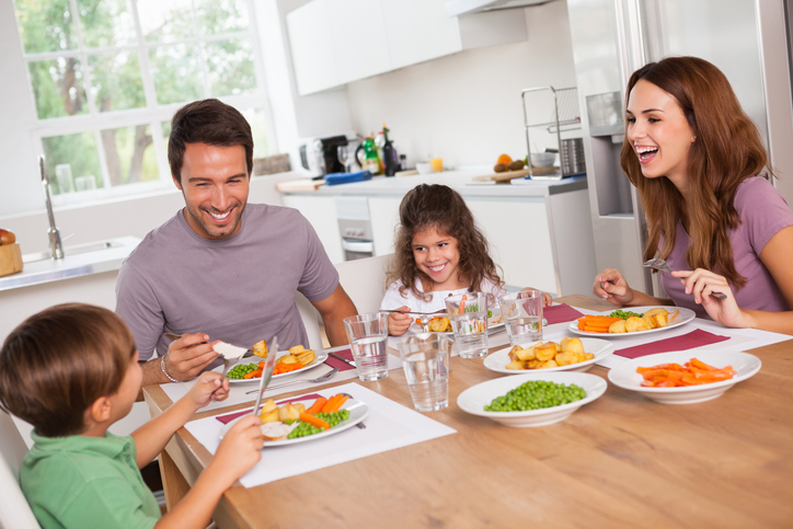 Cómo enseñar modales en la mesa