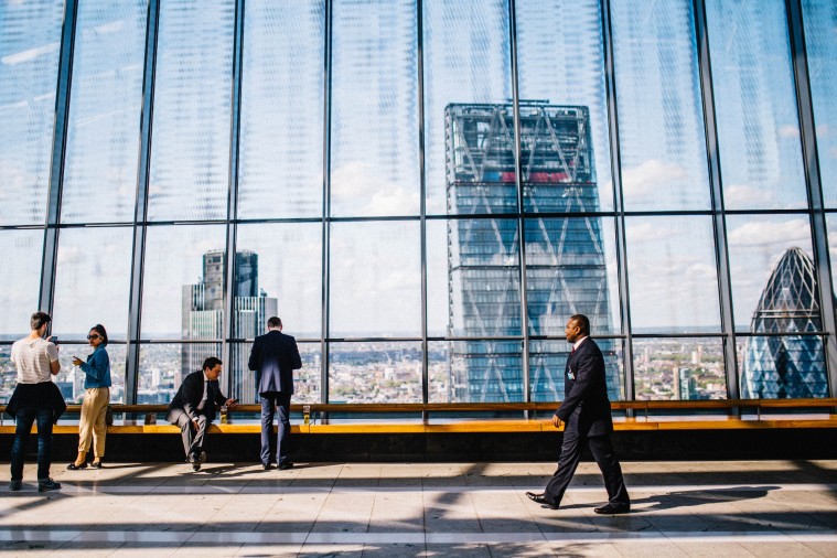 5 maneras útiles de aprender un idioma mientras trabajas
