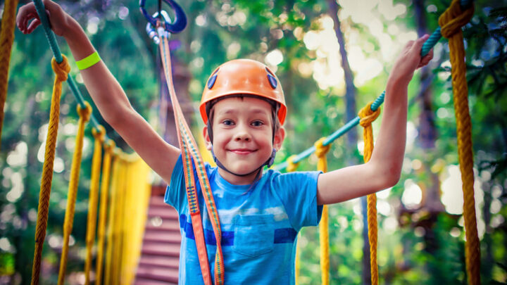 Beneficios de las excursiones extraescolares a un parque multiaventura.