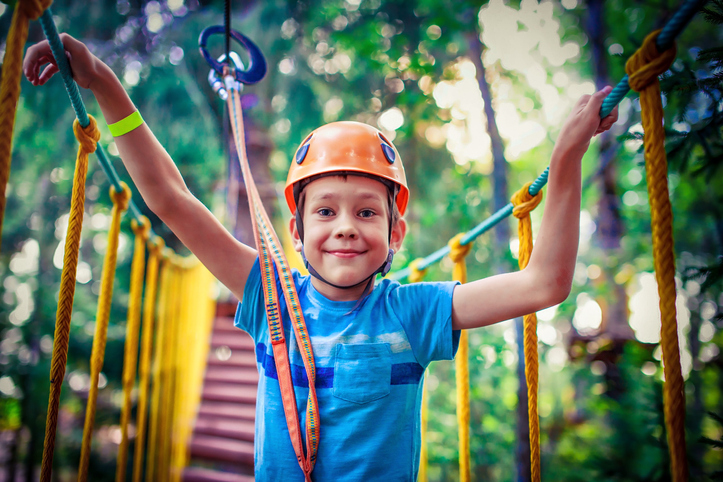 Beneficios de las excursiones extraescolares a un parque multiaventura.