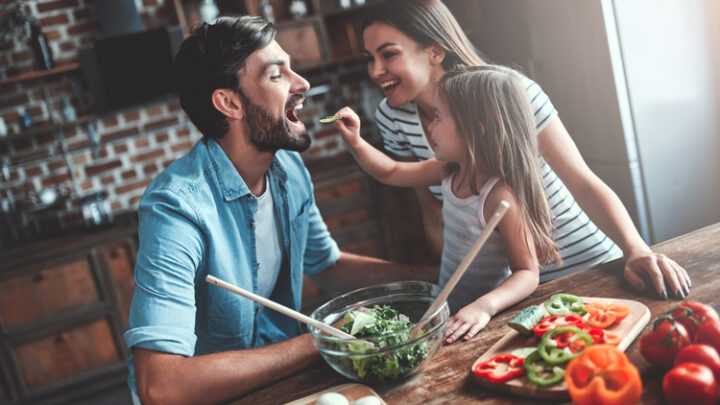 ¿Cómo enseñar a los niños a comer bien?