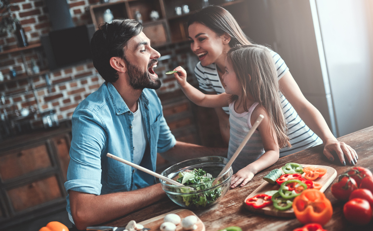 ¿Cómo enseñar a los niños a comer bien?