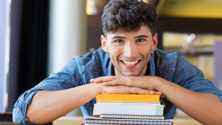 Diferenciar los libros de cada asignatura fácilmente con portadas personalizadas