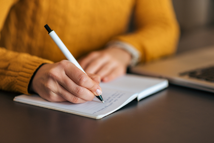 ¿Cómo se escribe un ensayo académico?