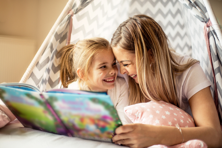 Madre leyendo un cuento a su hija Madre leyendo un cuento a su hija