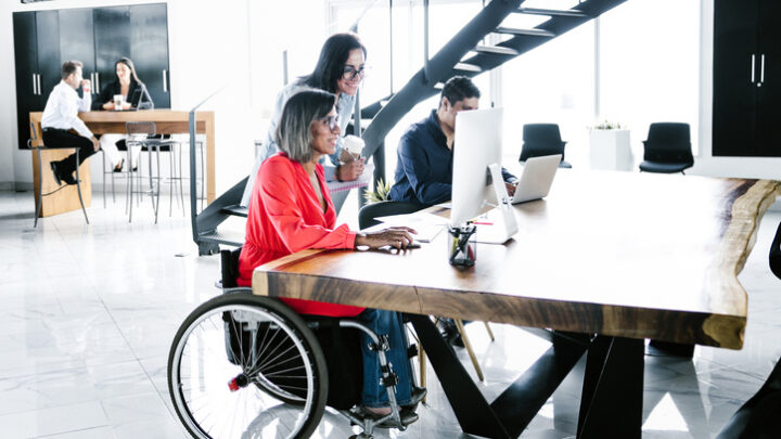Mejores sectores para desarrollar una carrera profesional para personas con discapacidad