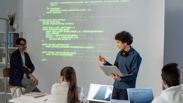 Programación, ciberseguridad e inteligencia artificial: la reconversión que marca