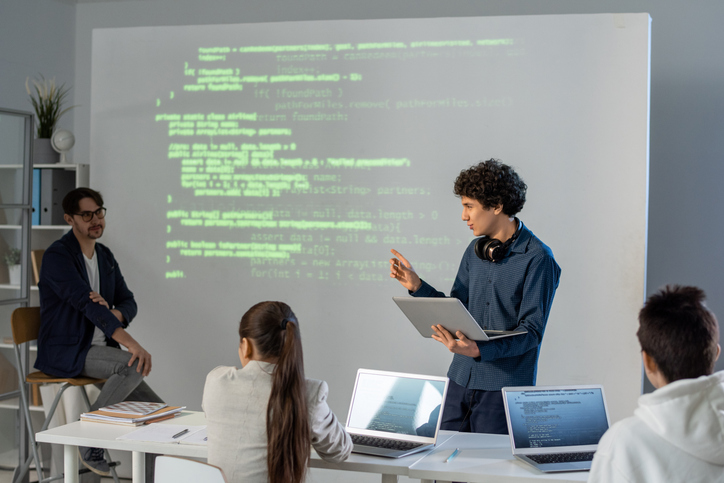 Programación, ciberseguridad e inteligencia artificial: la reconversión que marca