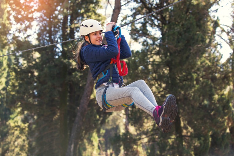 Beneficios de las excursiones extraescolares a un parque multiaventura.