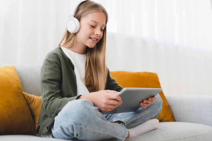 niña aprendiendo inglés con Nominis